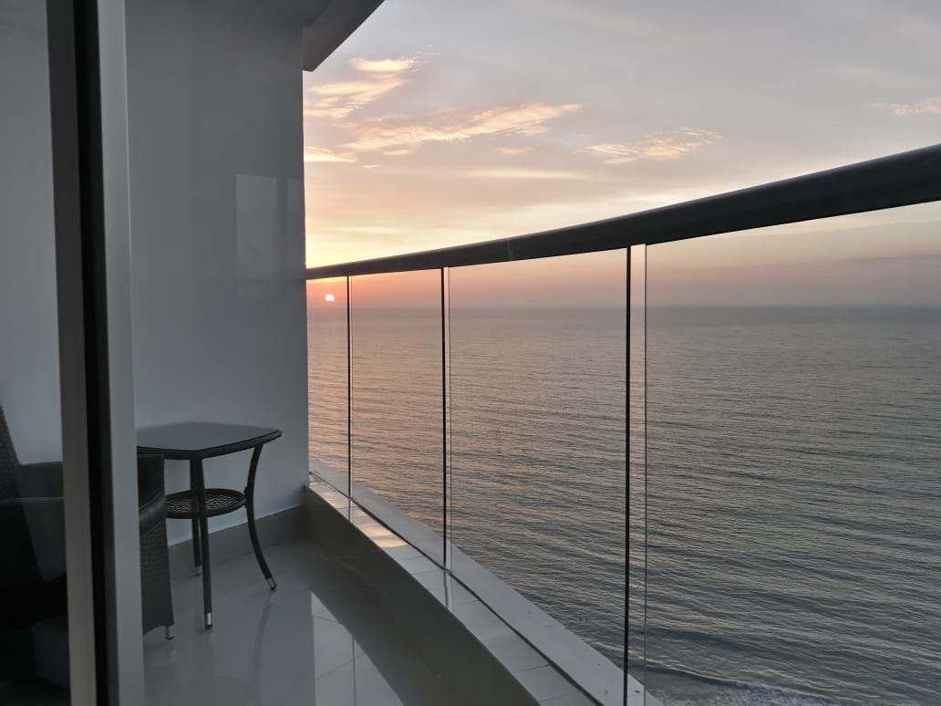 Balcon con sillas y mesas para apreciar aterdeceres desde el apartamento 1905 edificio PAMETTO ELIPTIC