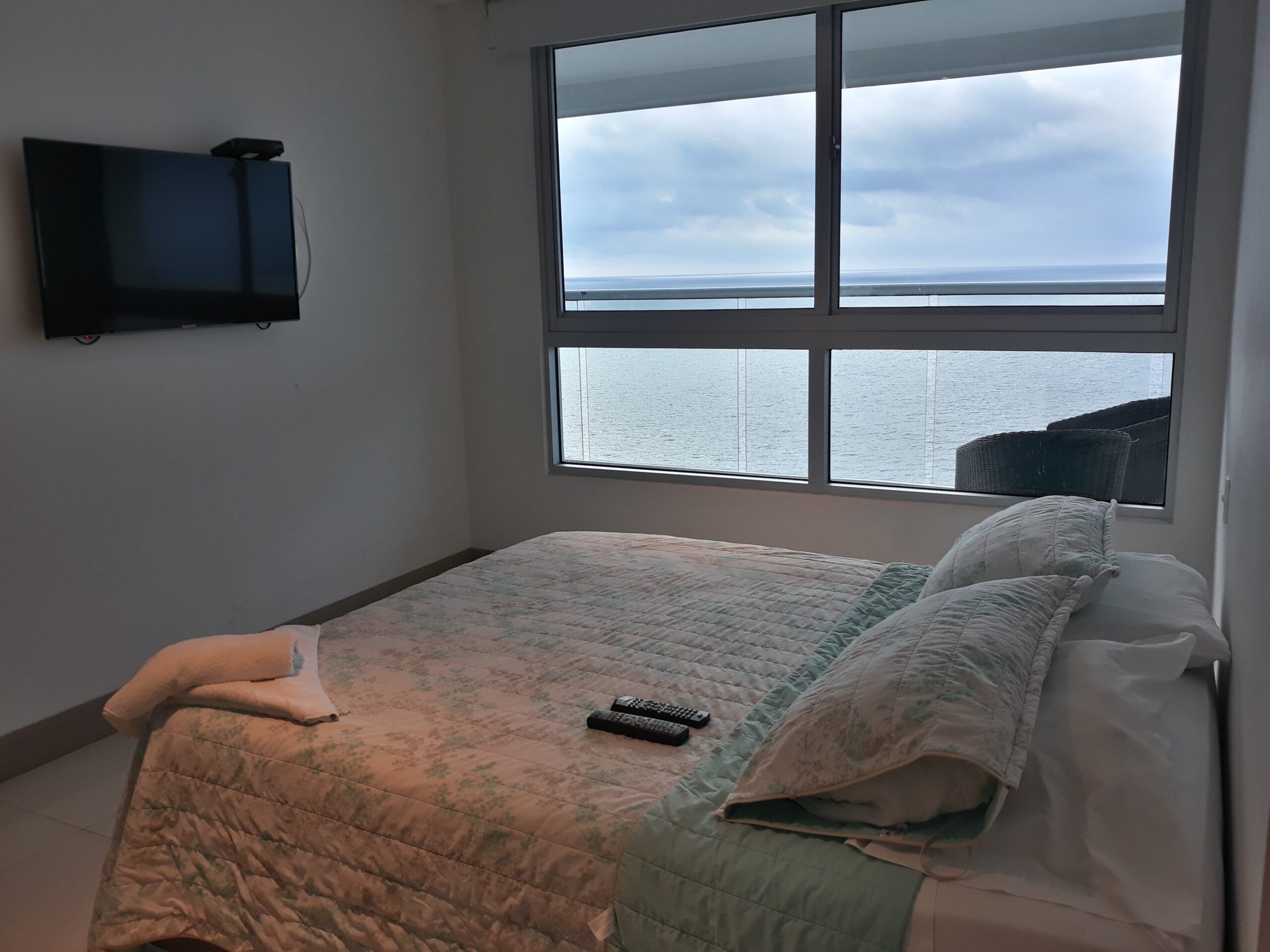 Vista de la alcoba con salida al balcón privado del apartamento del Edificio Palmetto Beach