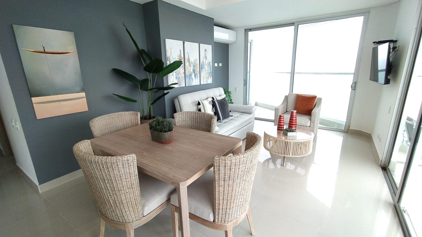 Sala Comedor con vista al Balcón del apartamento 3405 del Edificio Palmetto Eliptic