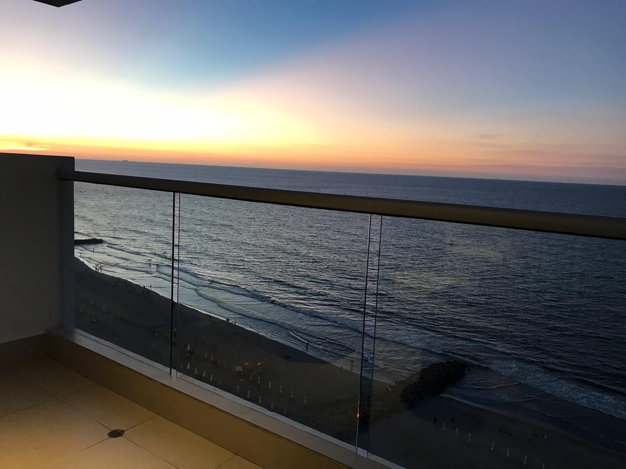 atardecer visto desde el balcón del Apartamento Familiar Tres Alcobas Palmetto Beach 1501