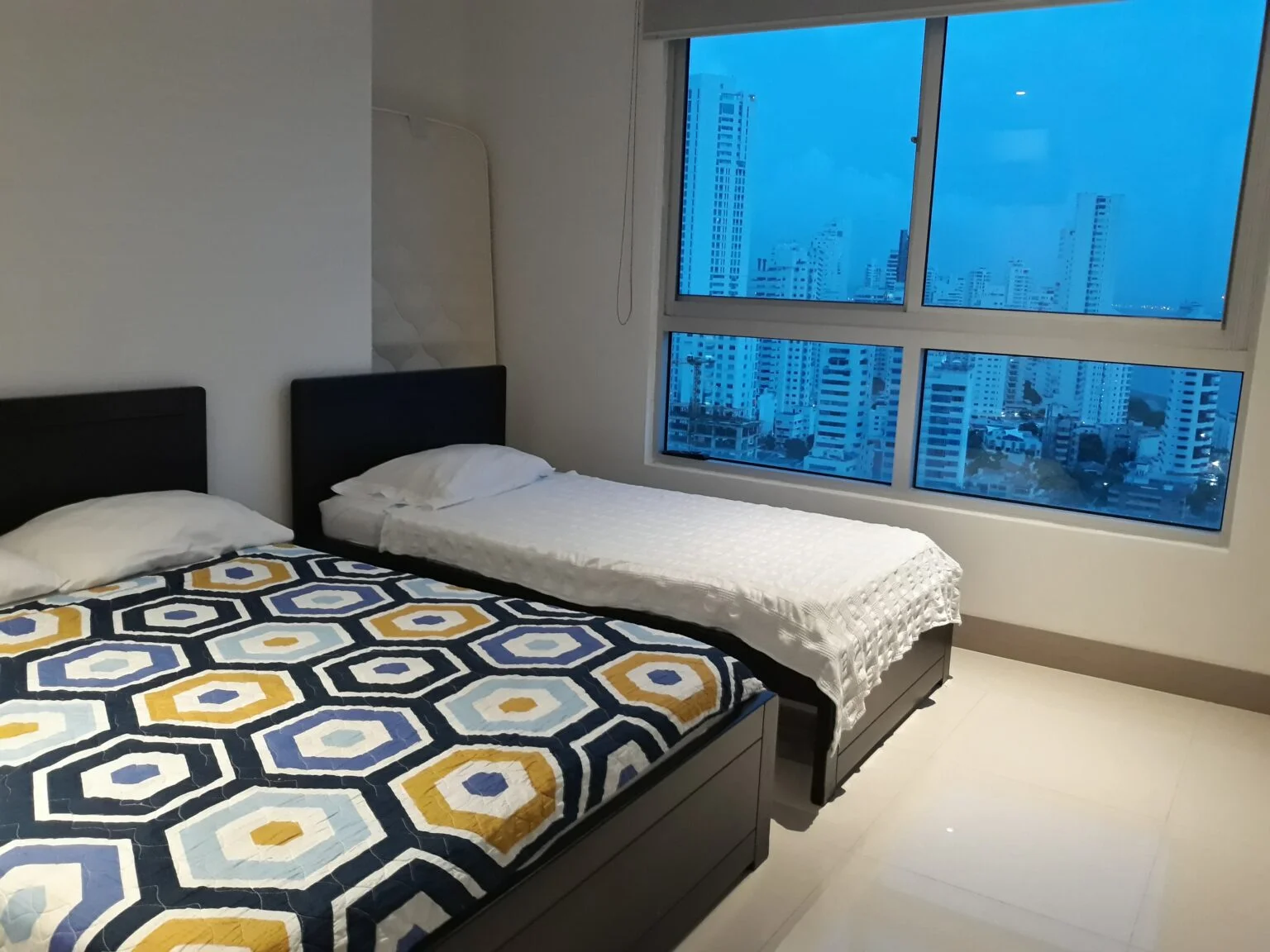 Alcoba auxiliar tres del apartamento 2201 de tres alcobas en el edificio Palmetto Beach de CArtagena
