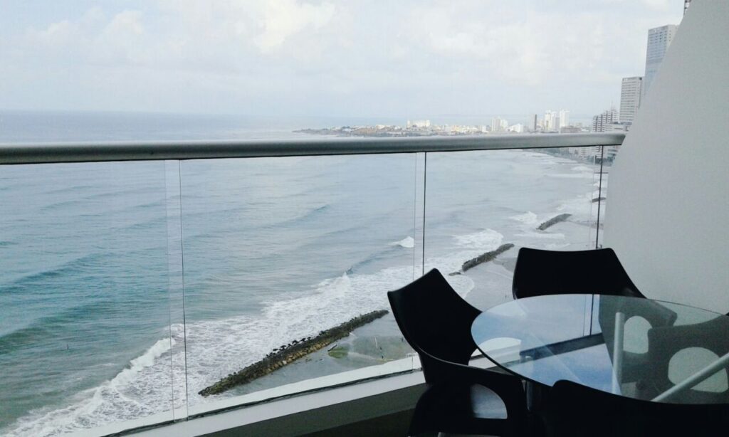 Apartamento piso medio Palmetto Eliptic Dos alcobas frente al mar