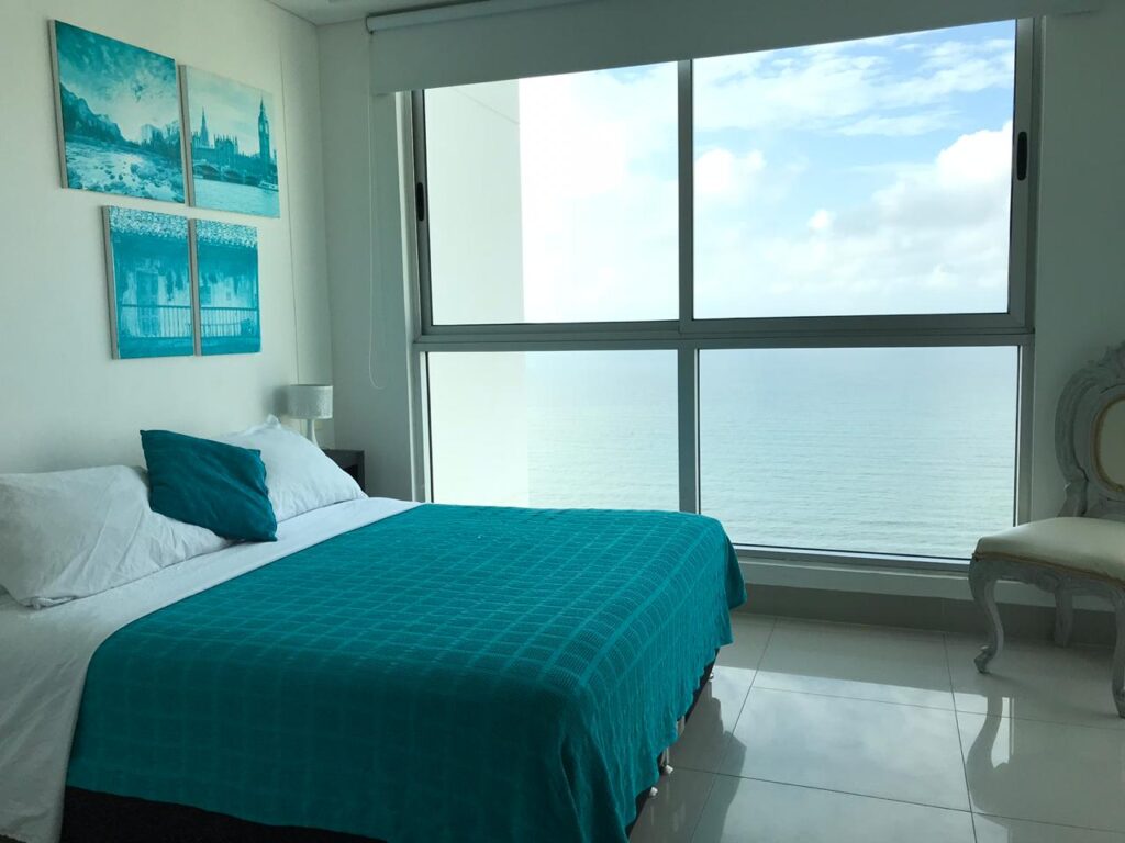 Alcoba principal con cama doble y la espectacular vista al mar.