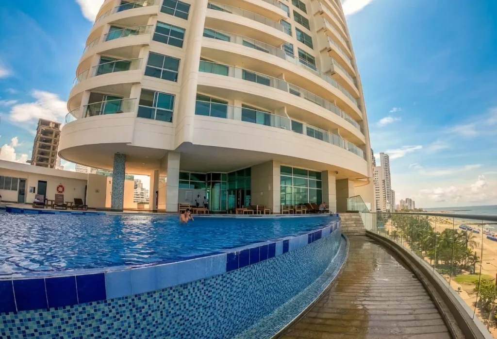 Piscina adultos borde infinito edificio palmetto eliptic Bocagrande