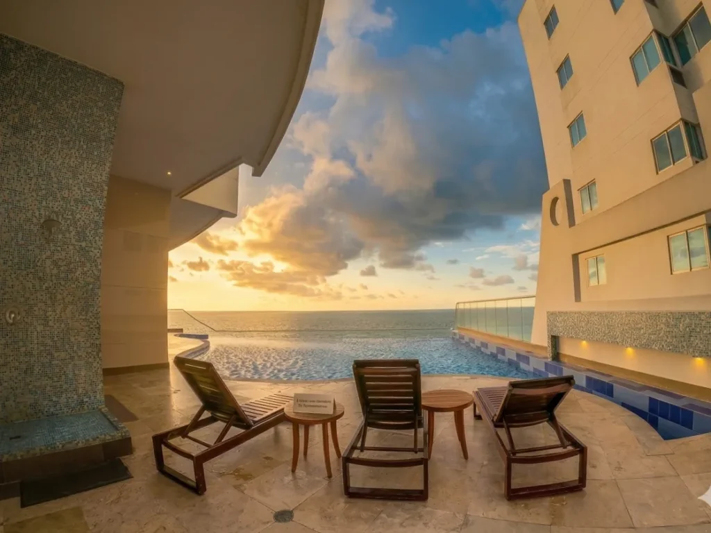 Piscina para adultos con vista al mar y borde infinito Edificio palmetto eliptic