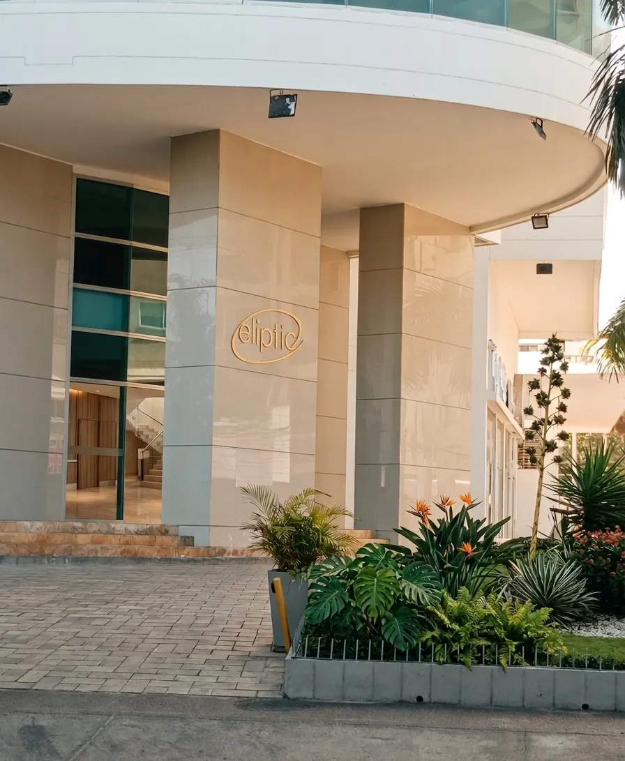 Fachada de ingreso al edificio Palmetto eliptic Cartagena