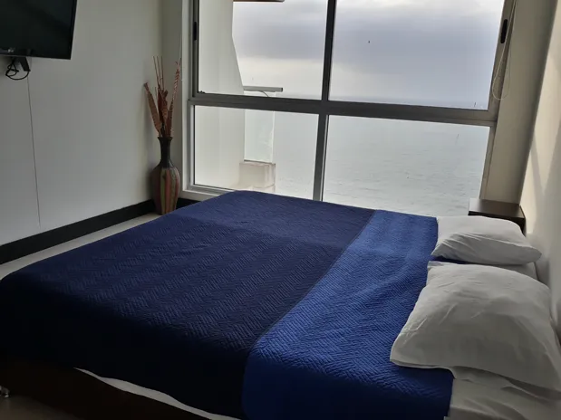 Alcoba principal con vista al mar capacidad una pareja Apartamentos 3102 edificio palmetto Eliptic 2 habitaciones