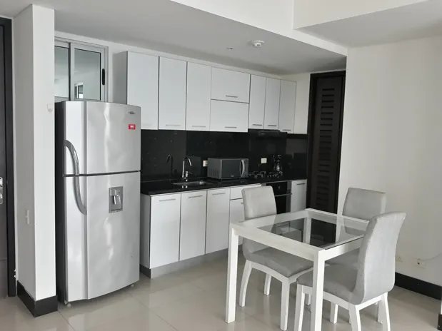 Cocina Equipada Con electrodomésticos himenaje Apartamento 3102 edificio Palmetto Elíptic