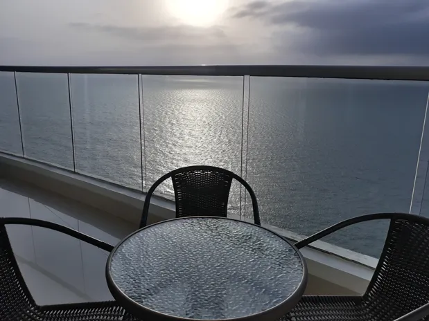 Balcón Con vista directa al mar Mesa y zillas para disfrutar Atardecer en el apartamento 3102 Edificio Palmetto eliptic