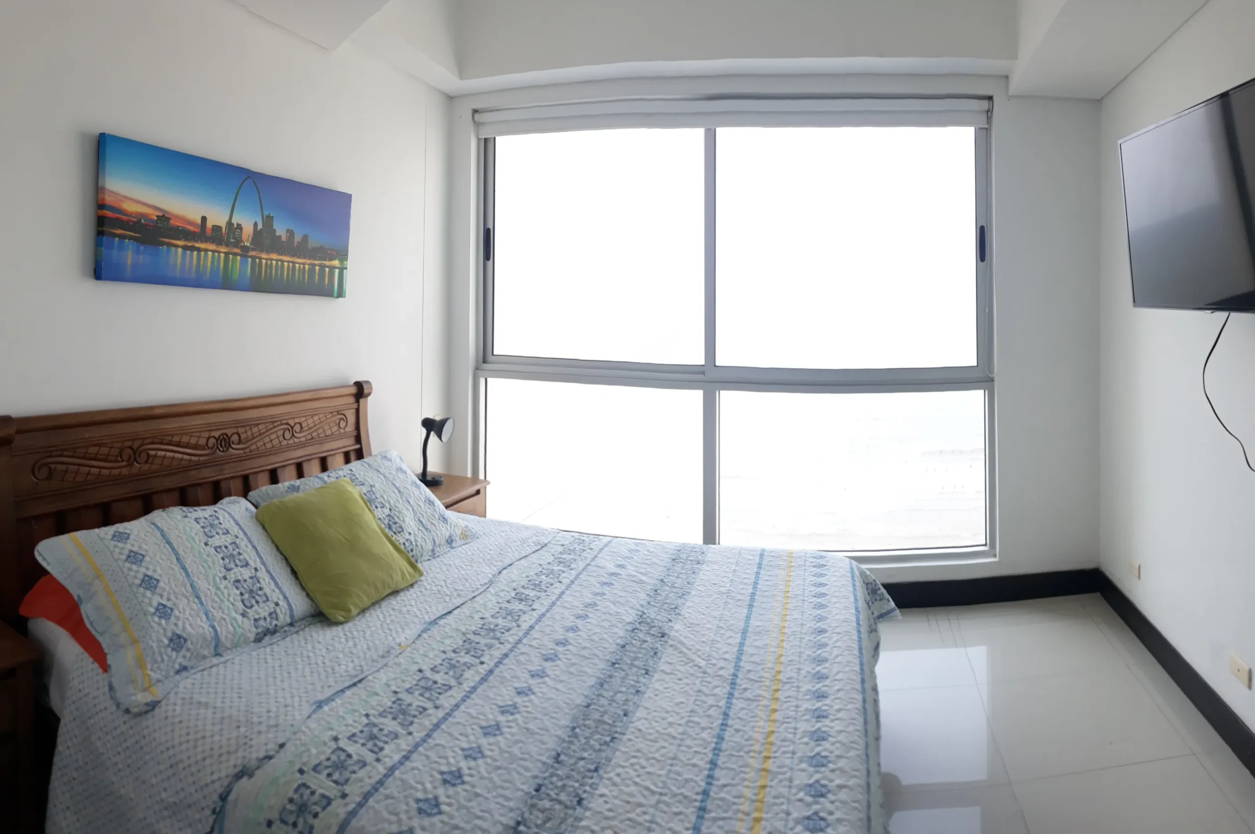 Palmetto Eliptic Cartagena con la mejor presentación de apartamento vacacional Alcoba Principal cama doble. Super Queen con televisor