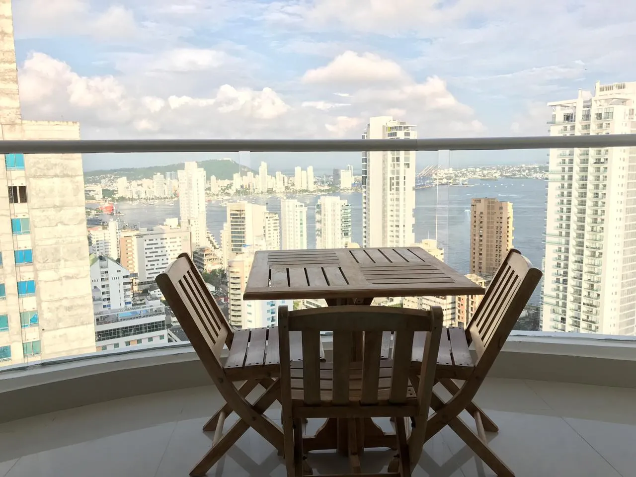 Imagínate la tarde de café junto a tus seres queridos bajo un atardecer tricolor cartagenero
