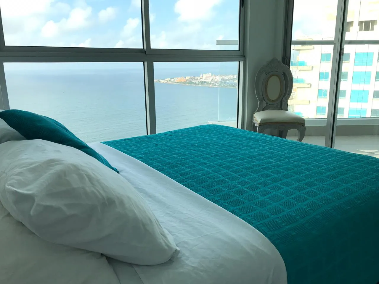 Espectacular vista Hacia el mar y la ciudad antigua desde la alcoba principal cama matrimonial Con capacidad para una pareja
