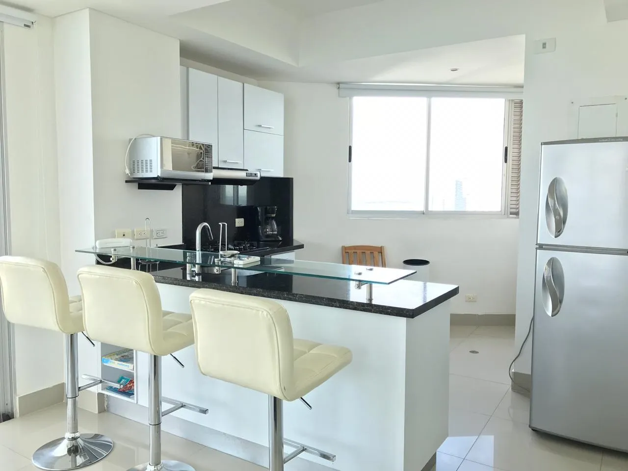 Cocina completa con nevera estufa elementos De cocina Menaje Nevera Licuadora sandwichera Para una coma estaría Apartamento 3605 edificio Palmetto Eliptic Exclusivo