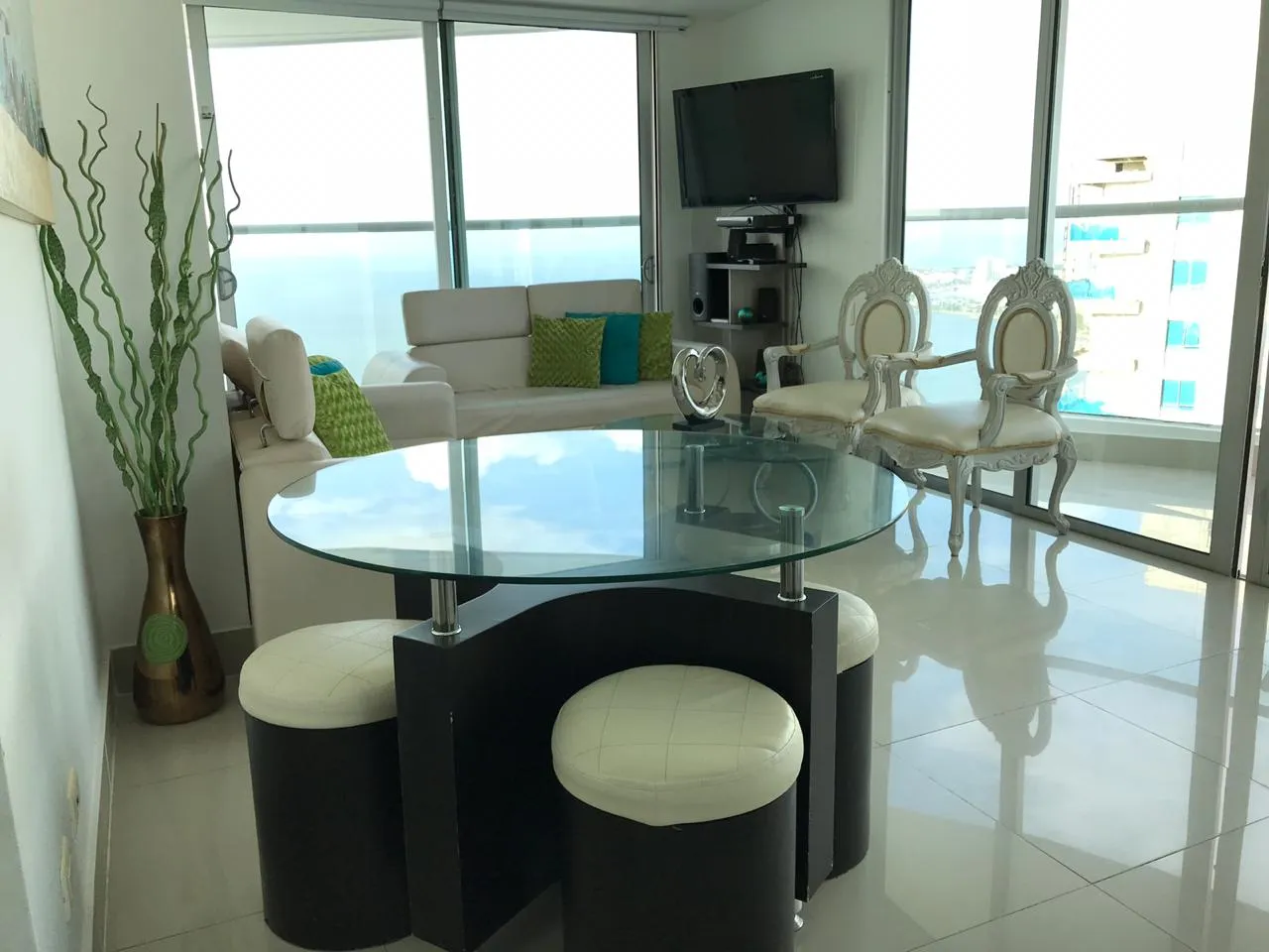 Vista hacia la playa de la sala del apartamento 3605 del edificio Palmetto eliptic Exclusivo