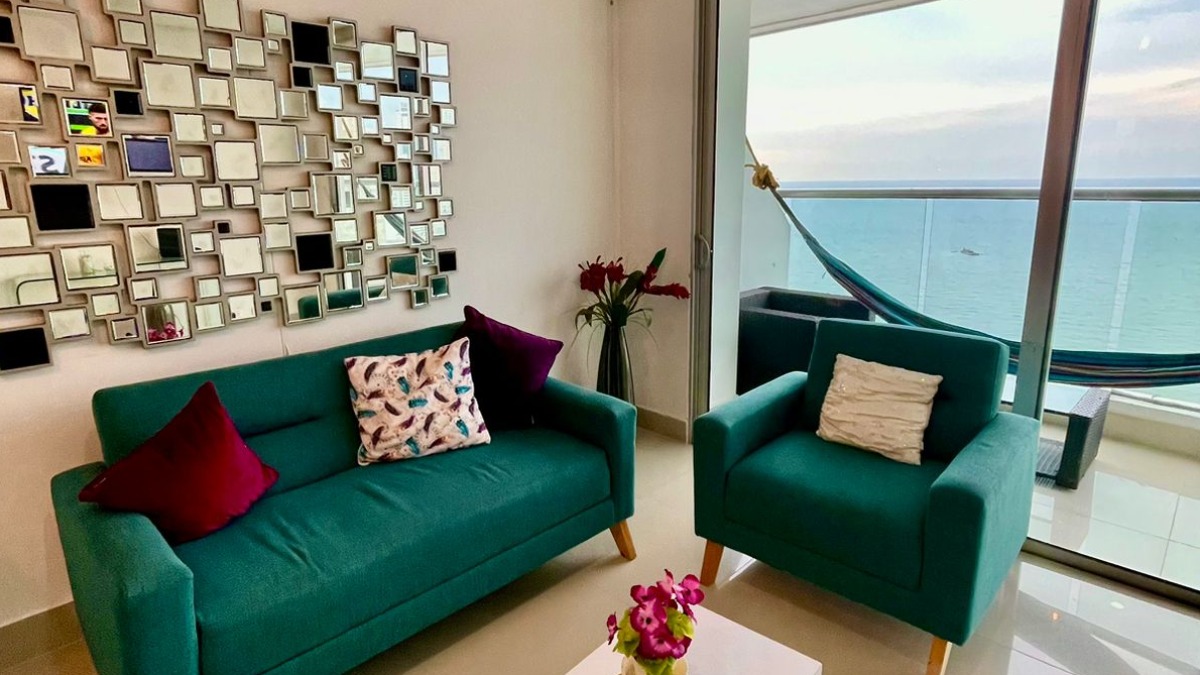 Sala con salida al balcón Apartamento Vacacional 4101 Edicicio Palmetto Eliptic
