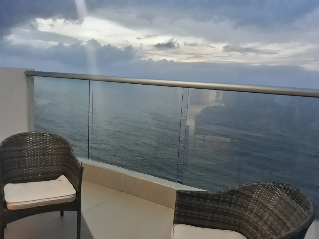 Balcon con vista al mar directa penthouse tres alcobas palmetto beach 2501