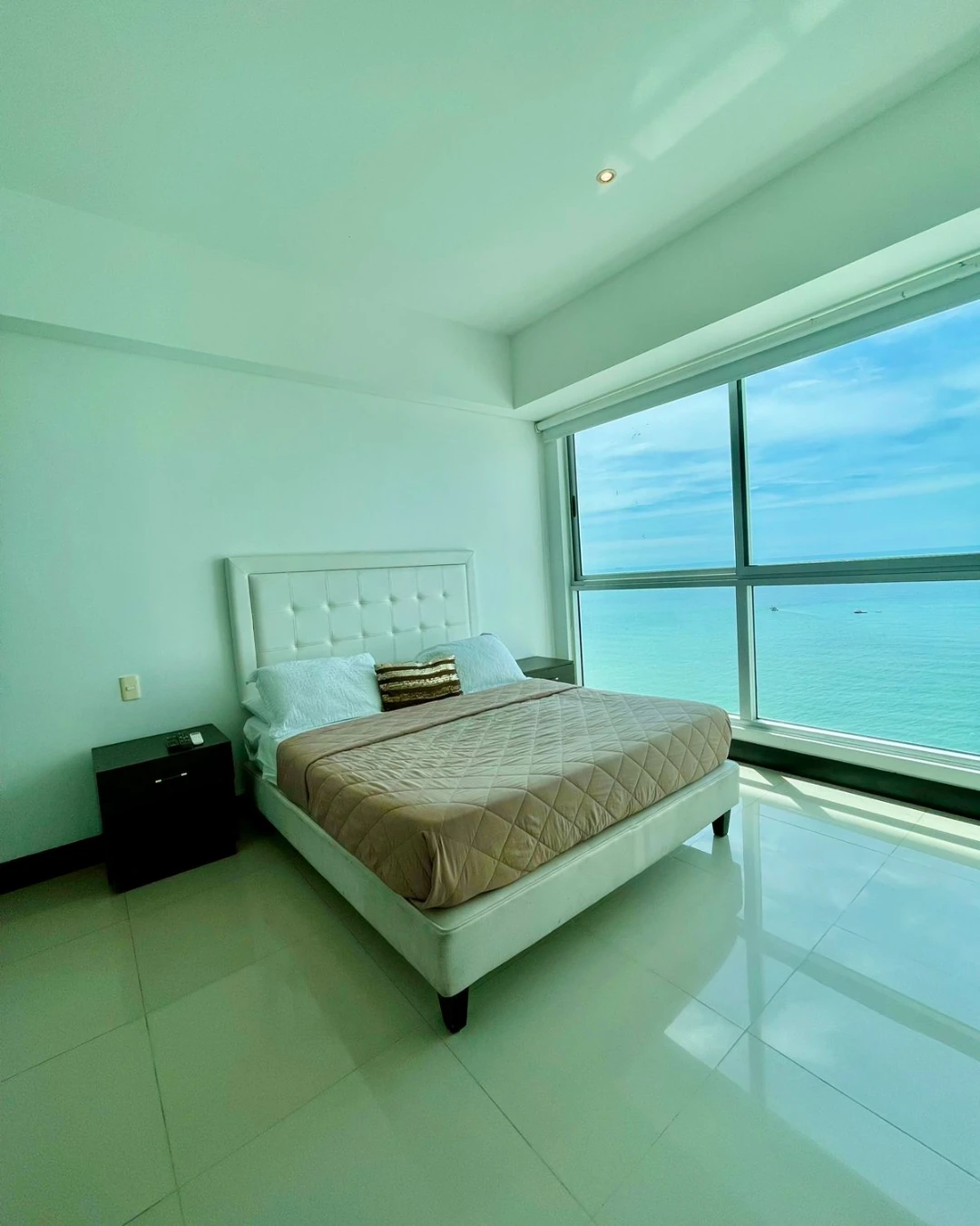 Alcoba principal con cama doble y la espectacular vista al mar.