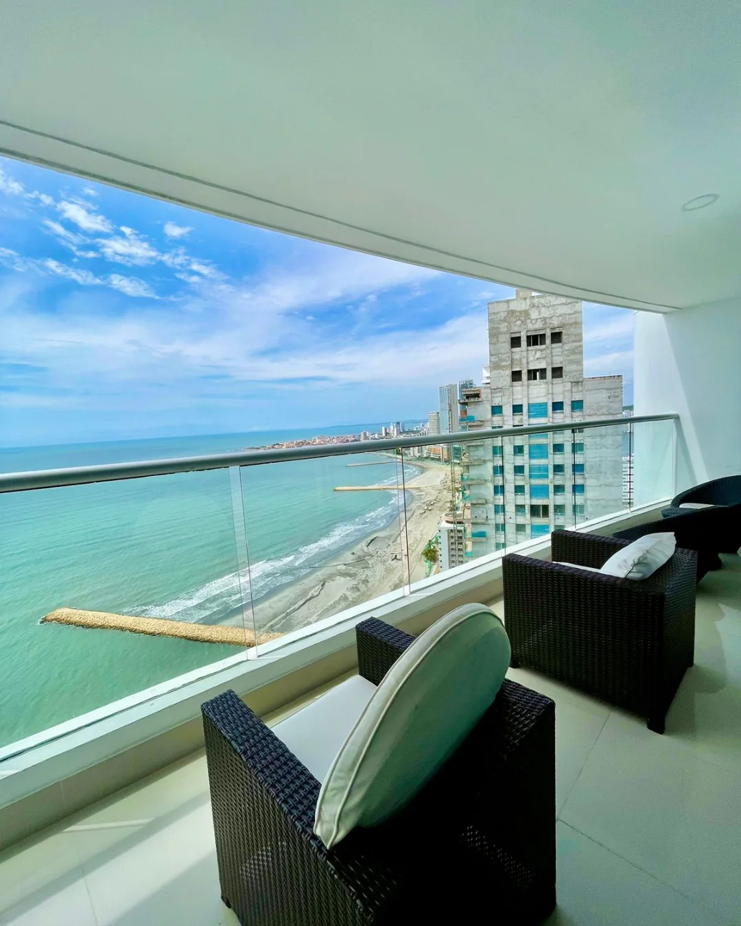 Balcón del apartamento para alquiler Palmetto Eliptic 2 habitaciones. Hermosa vista del mar.