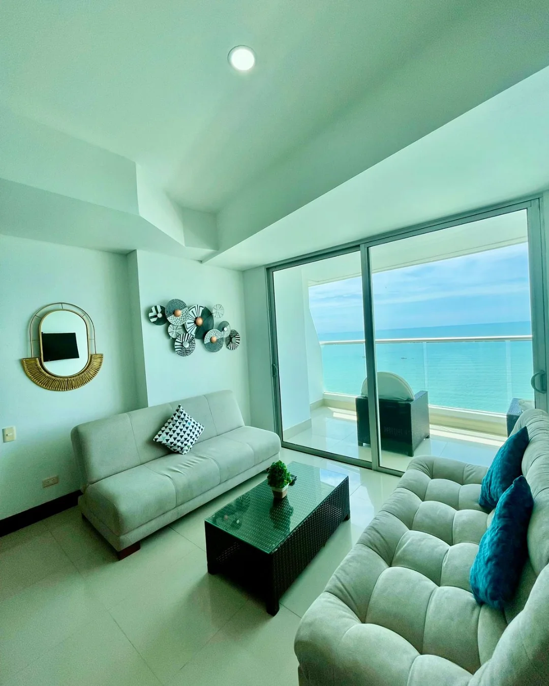Sala comedor del apartamento 3603 edificio Palmetto eliptic. Observe el ballcón proyectado hacia el mar