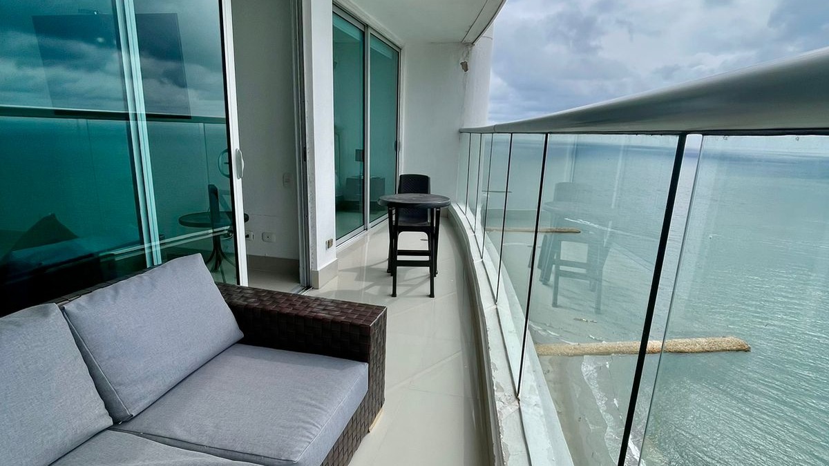 Balcón con altura y vista a la ciudad de CArtagena. Edificio Palmetto Eliptic piso 41 alquiler vacacional Apartamento 4102