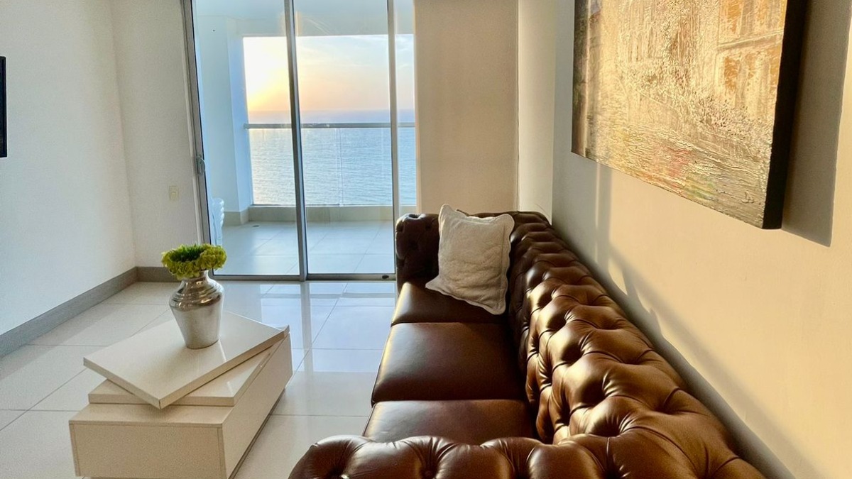 Sala con salida al Balcon apartamento dos alcobas palmetto Beach 2202