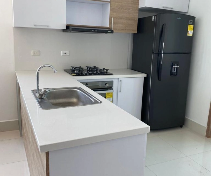 Mesón de la cocina que da entrada a la visgta general de la cocina apartamento vacacional 2801 Tres habitaciones Edificio Palmetto Beach