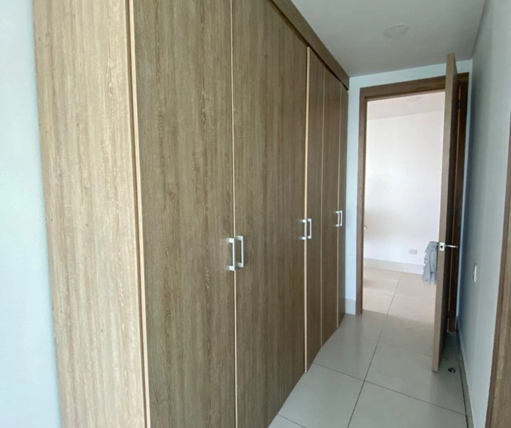 Pasillo de las alcobas del apartamento vacacional 2801 Tres habitaciones Edificio Palmetto Beach. Nótesen los closets de ropa de cama