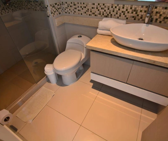 Baño interno de una de las habitaciones del apartamento vacacional 2801 Tres habitaciones Edificio Palmetto Beach