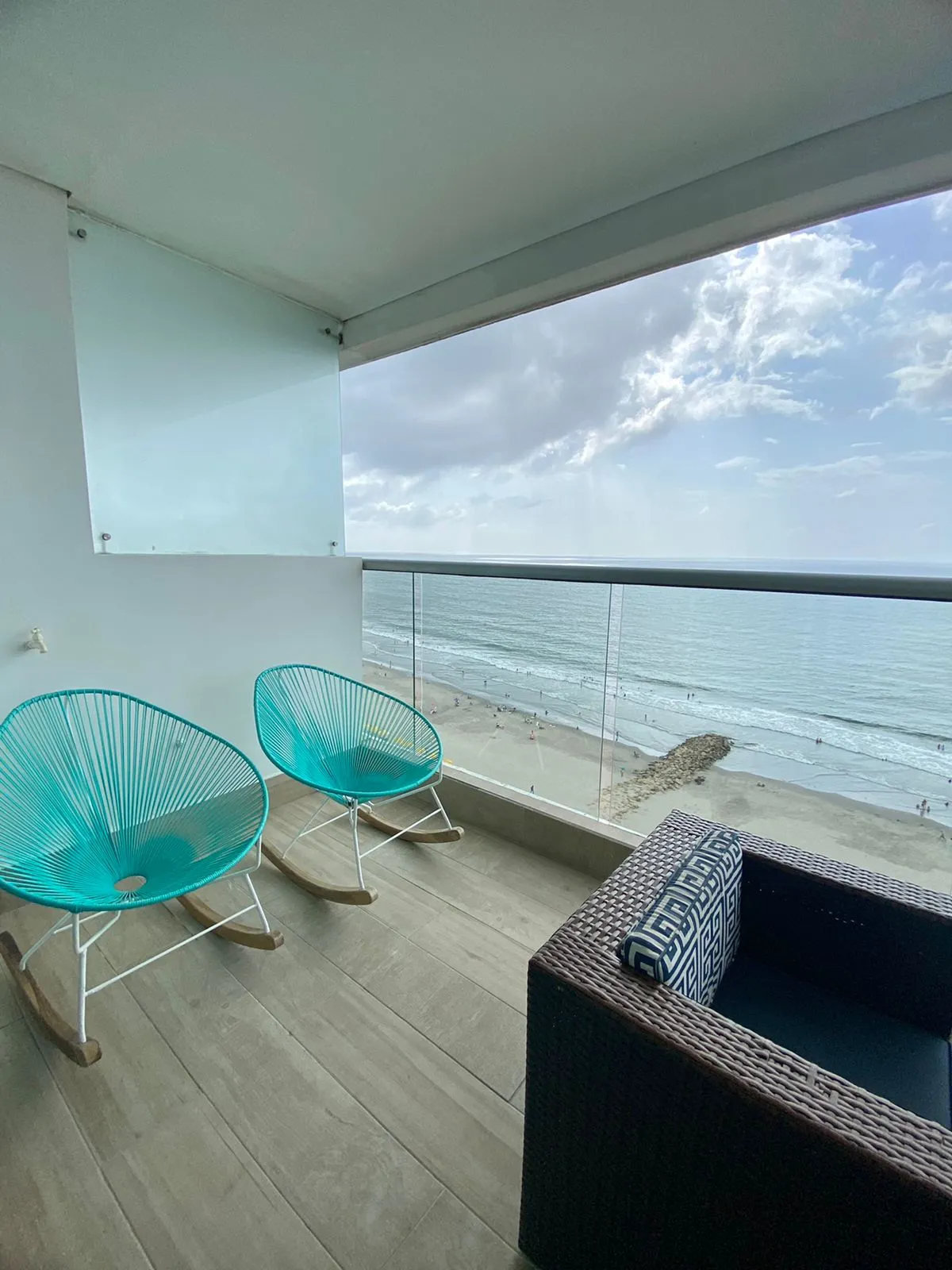 Vista del amplio balcón del apartamento 1203