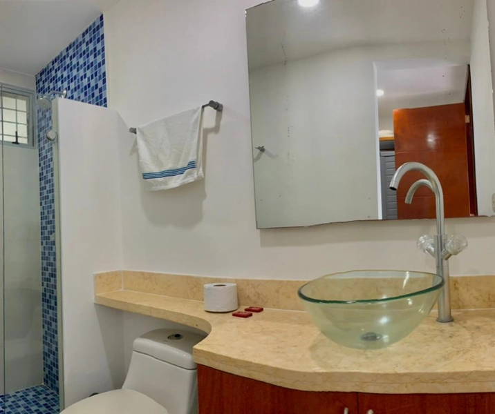 Viata lavamanos del baño de la alcoba auxiliar del del apartamento 1102 Edificio Palmetto Uno Cartagena
