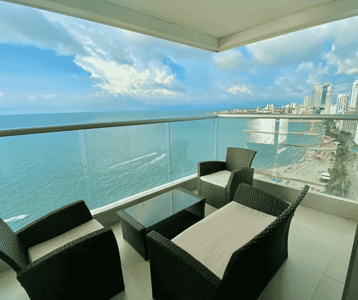 Balcón con vista espectacular al mar desde el apartamento 2402 edificio palmetto Beach