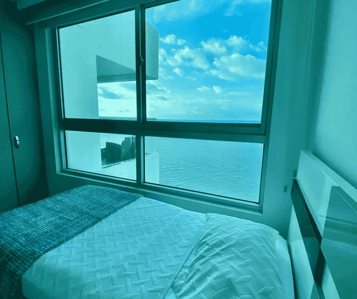 Alcoba principal del apartamento vacacional 2402 edificio palmetto Beach