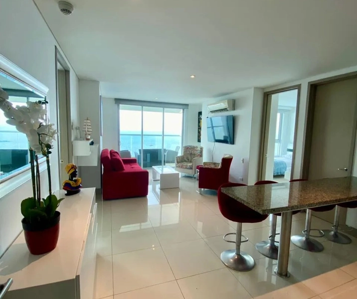 Sala con vista al balcón al apartamento 2402 edificio Palmetto Beach.
