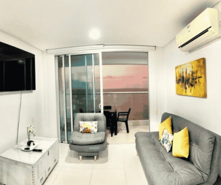Sala con salida al balcón para apreciar atardeceres en Cartagena