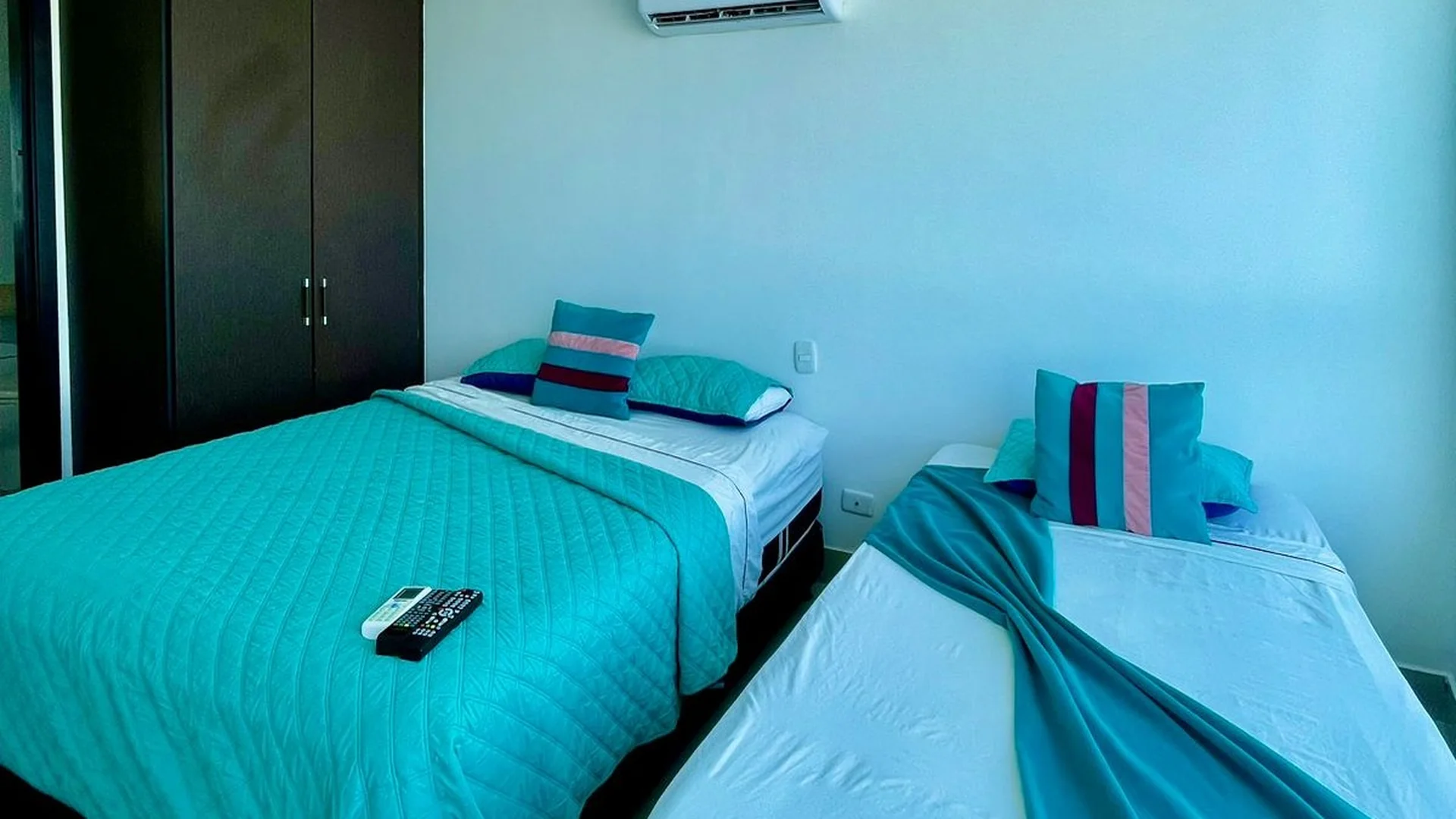 Alcoba auxiliar con dos camas semidobles del Apartamento Vacacional 4101 Edificio Palmetto Eliptic Cartagena