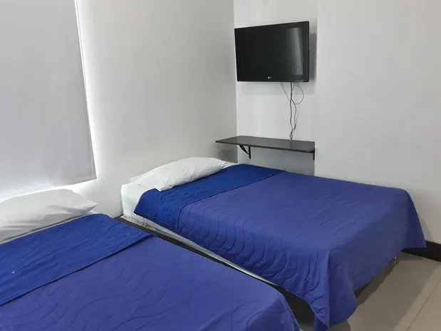 Televisor, aire acondicionado y espectacular vista desde la alcoba auxiliar edificio palmetto elipic, apartamento 1205.