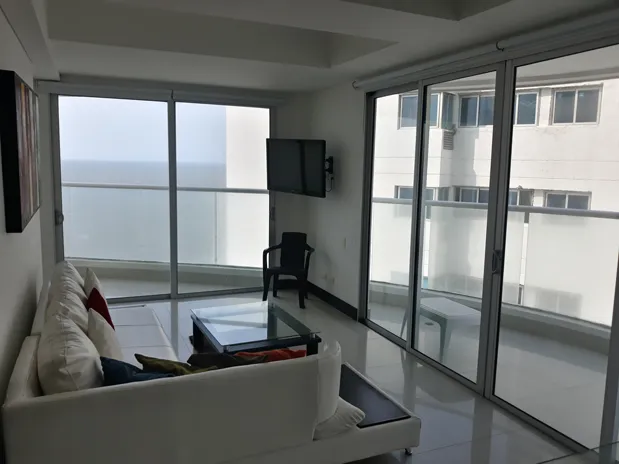 Sala esquinera del apartamento 1205 observe la espectacular vista hacia el mar y la ciudad.