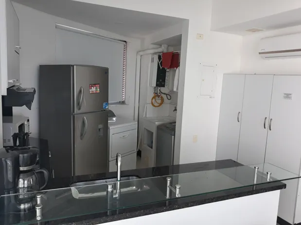 Mesón tipo americano en la cocina del apartamento 1205