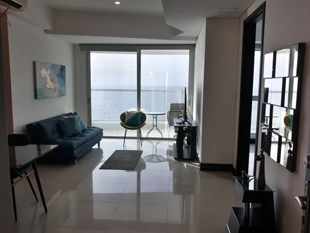 Hermosa sala con proyectada haca el mar a través de su balcón