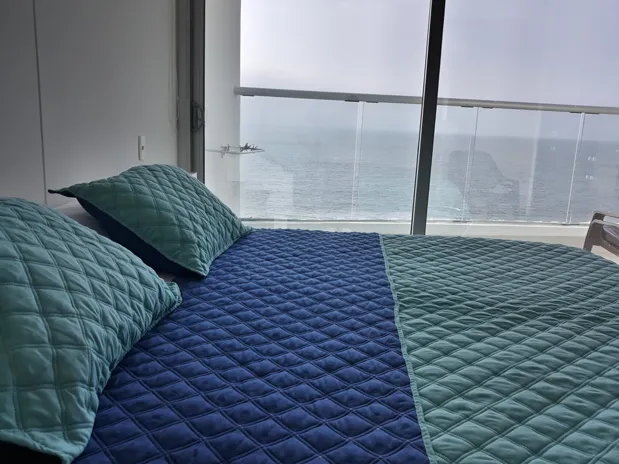 Maravillosa vista al mar desde la alcoba principal con cama doble y televisor