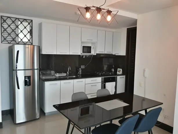 Espectacular cocina. Equipada con nevera, estufa. Electrodomésticos de cocina, menaje de mesa y cocina, apartamento 1402 edificio palmetto eliptic