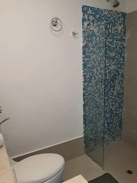 Baño auxiliar del apartamento 1402 Edificio Palmetto eliptic.