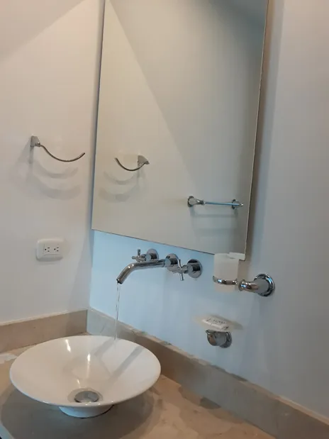 Baño principal del apartamento 1402 edificio Palmetto elipic, piso alto.