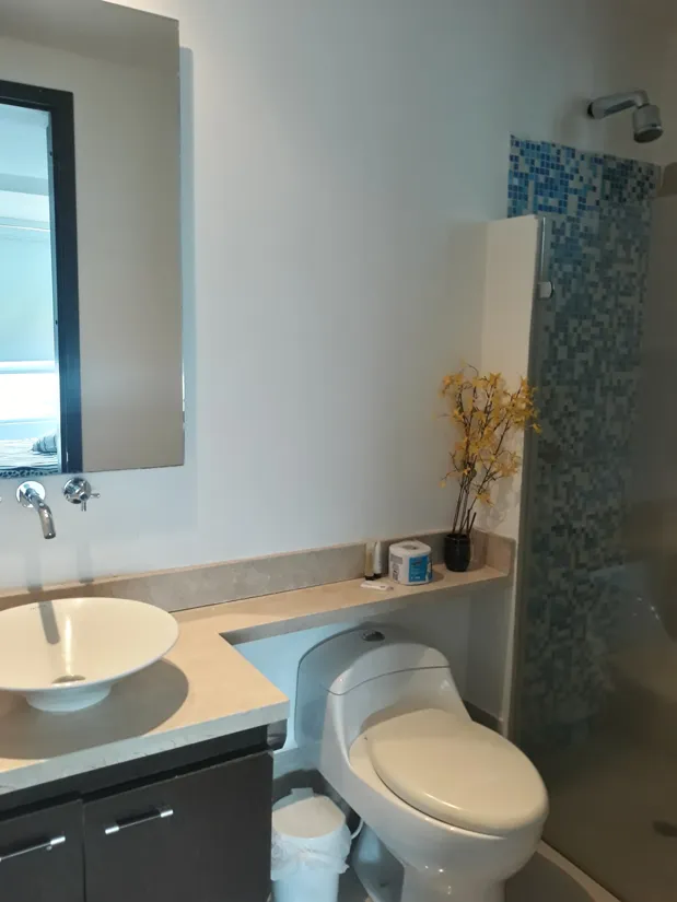 Baño Alcoba principal apartamento Vacacional 1701 Edificio Palmetto Eliptic