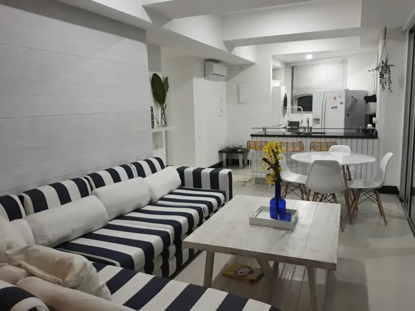 Sala con sofacama dobel de apoyo apartamento Vacacional 1701 Edificio Palmetto Eliptic