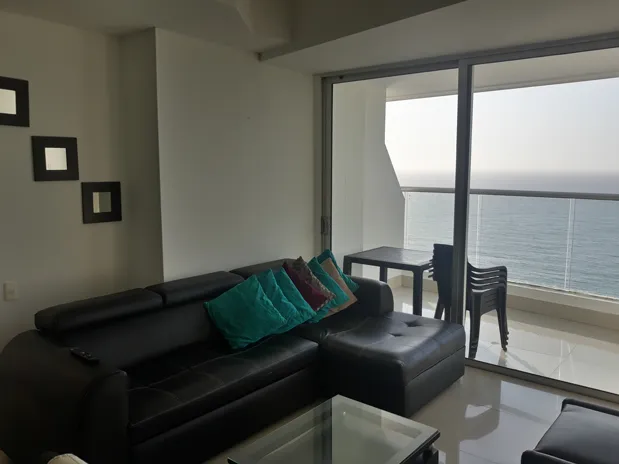 Sala y balcón con vista al mar Apartamento 2303