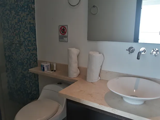 Baño Interno habitación auxiliar apartamento 2303 Edificio Palmetto Eliptic
