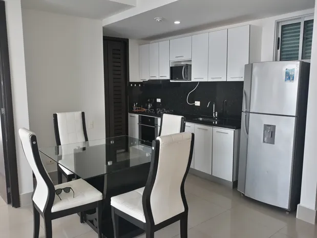 Cocina con Comedor de cuatro puestos apartamento 2303 Edificio Palmetto Eliptic