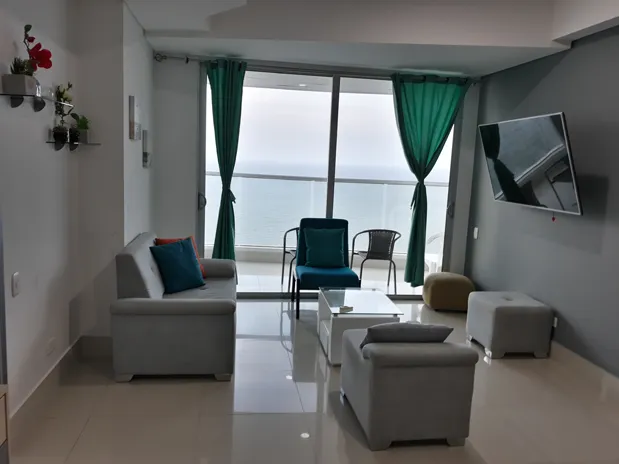 Sala con salida al balcón del apartamento romántico Palmetto Eliptic Cartagena