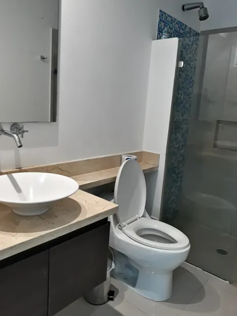 Baño interno de la alcoba auxiliar del apartamento 3103 del edificio Palmetto Eliptic Cartagena